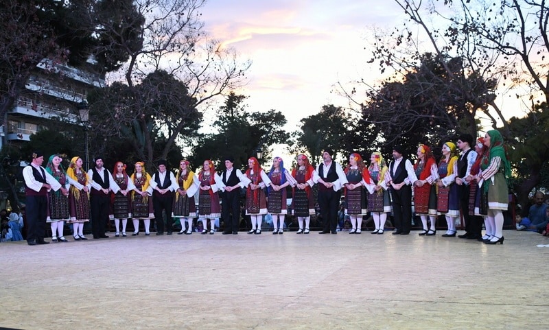 ΔΕΙΤΕ ΔΕΚΑΔΕΣ ΝΕΕΣ ΦΩΤΟ: Το αδιαχώρητο χθες στα Ψηλαλώνια και Ομόνοια για τα λουλούδια