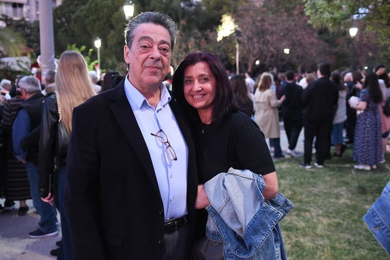 ΔΕΙΤΕ ΔΕΚΑΔΕΣ ΝΕΕΣ ΦΩΤΟ: Το αδιαχώρητο χθες στα Ψηλαλώνια και Ομόνοια για τα λουλούδια