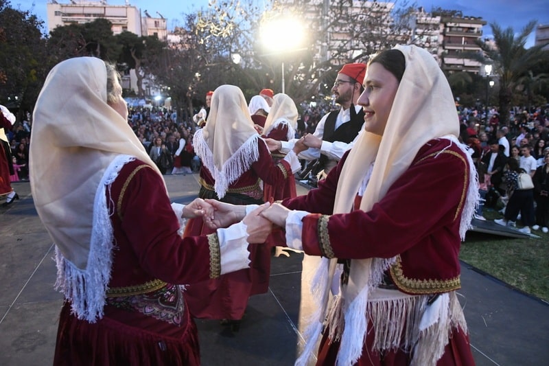 ΔΕΙΤΕ ΔΕΚΑΔΕΣ ΝΕΕΣ ΦΩΤΟ: Το αδιαχώρητο χθες στα Ψηλαλώνια και Ομόνοια για τα λουλούδια