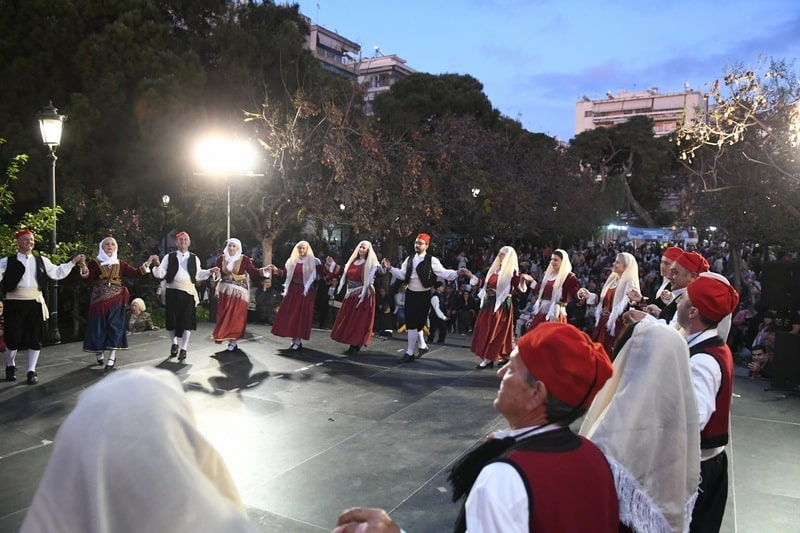 ΔΕΙΤΕ ΔΕΚΑΔΕΣ ΝΕΕΣ ΦΩΤΟ: Το αδιαχώρητο χθες στα Ψηλαλώνια και Ομόνοια για τα λουλούδια