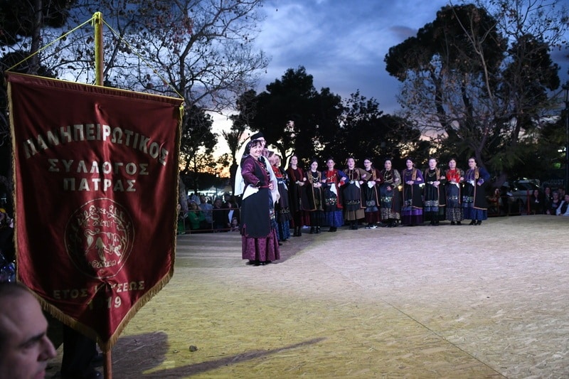 ΔΕΙΤΕ ΔΕΚΑΔΕΣ ΝΕΕΣ ΦΩΤΟ: Το αδιαχώρητο χθες στα Ψηλαλώνια και Ομόνοια για τα λουλούδια