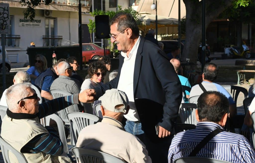 ΠΕΛΕΤΙΔΗΣ: Συζήτηση με τους κατοίκους της συνοικίας Ταραμπούρα - ΦΩΤΟ