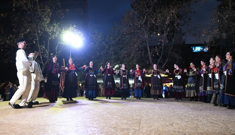 ΔΕΙΤΕ ΔΕΚΑΔΕΣ ΝΕΕΣ ΦΩΤΟ: Το αδιαχώρητο χθες στα Ψηλαλώνια και Ομόνοια για τα λουλούδια