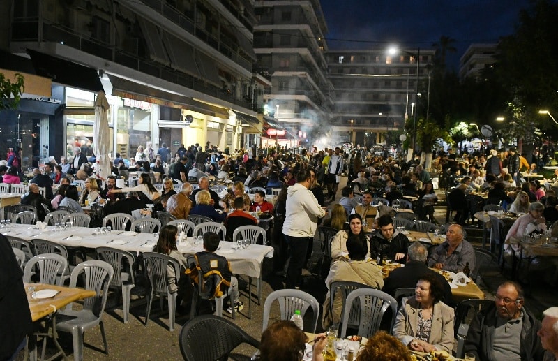 ΔΕΙΤΕ ΔΕΚΑΔΕΣ ΝΕΕΣ ΦΩΤΟ: Το αδιαχώρητο χθες στα Ψηλαλώνια και Ομόνοια για τα λουλούδια