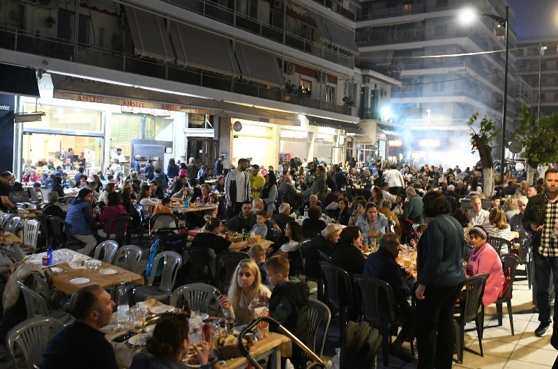 ΔΕΙΤΕ ΔΕΚΑΔΕΣ ΝΕΕΣ ΦΩΤΟ: Το αδιαχώρητο χθες στα Ψηλαλώνια και Ομόνοια για τα λουλούδια