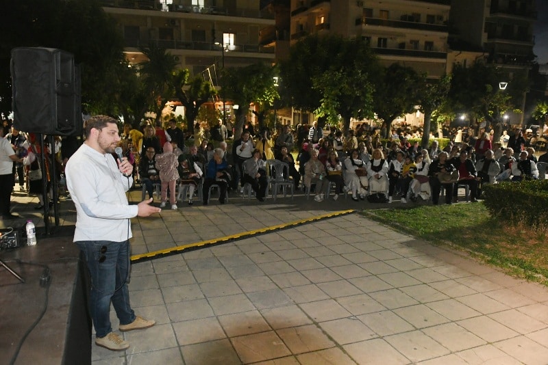 ΔΕΙΤΕ ΔΕΚΑΔΕΣ ΝΕΕΣ ΦΩΤΟ: Το αδιαχώρητο χθες στα Ψηλαλώνια και Ομόνοια για τα λουλούδια