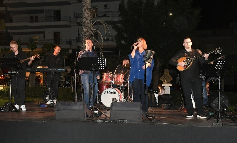 ΔΕΙΤΕ ΔΕΚΑΔΕΣ ΝΕΕΣ ΦΩΤΟ: Το αδιαχώρητο χθες στα Ψηλαλώνια και Ομόνοια για τα λουλούδια