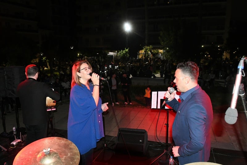 ΔΕΙΤΕ ΔΕΚΑΔΕΣ ΝΕΕΣ ΦΩΤΟ: Το αδιαχώρητο χθες στα Ψηλαλώνια και Ομόνοια για τα λουλούδια