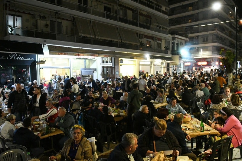 ΔΕΙΤΕ ΔΕΚΑΔΕΣ ΝΕΕΣ ΦΩΤΟ: Το αδιαχώρητο χθες στα Ψηλαλώνια και Ομόνοια για τα λουλούδια