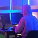 Τηλεφωνούν ως λογιστές αλλά δρουν ως… χάκερ