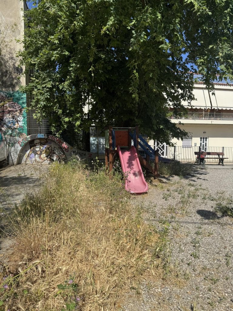 ΠΑΤΡΑ: Πλατεία - ζούγκλα στο Ψαροφάϊ - Επικίνδυνη και η παιδική χαρά - ΦΩΤΟ