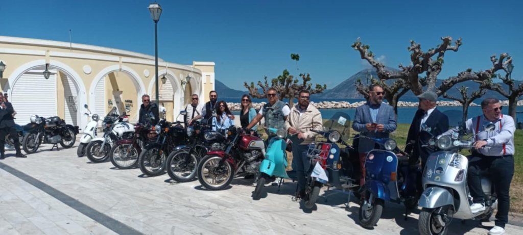 ΔΕΙΤΕ ΦΩΤΟ: Φόρεσαν παπιγιόν και τραγιάσκες και έκαναν βόλτα στην Πάτρα για καλό σκοπό