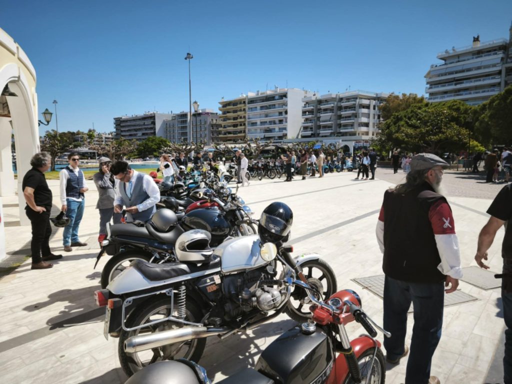 ΔΕΙΤΕ ΦΩΤΟ: Φόρεσαν παπιγιόν και τραγιάσκες και έκαναν βόλτα στην Πάτρα για καλό σκοπό