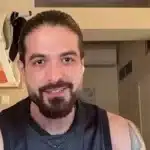 Άρης Μουγκοπέτρος για το μαγαζί όπου τραυματίστηκε: «Έριξαν χλωρίνη για να µην υπάρξει κανένα στοιχείο, θα μπορούσε να βρεθεί κάτι από τα µέλη µου»
