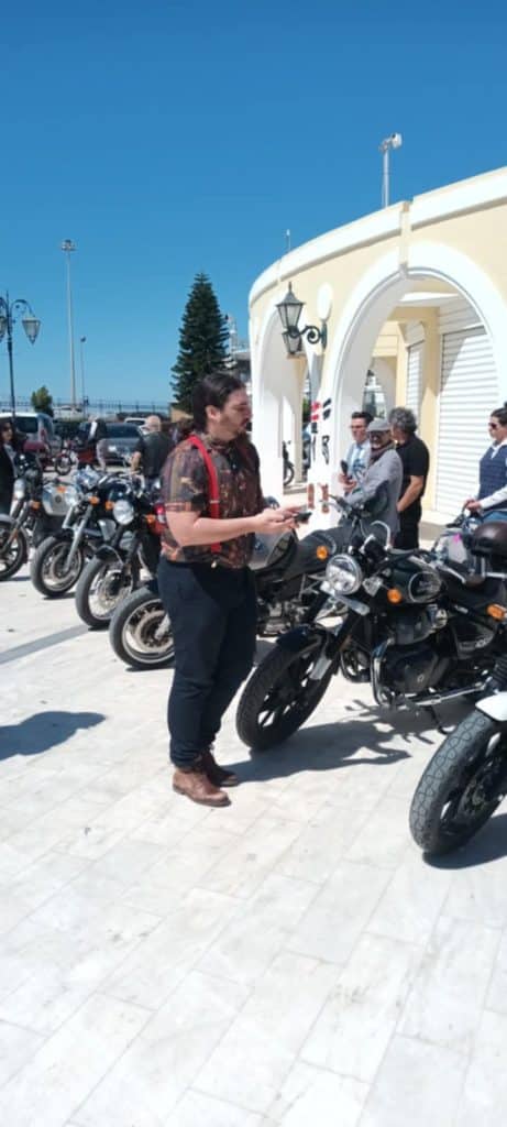 ΔΕΙΤΕ ΦΩΤΟ: Φόρεσαν παπιγιόν και τραγιάσκες και έκαναν βόλτα στην Πάτρα για καλό σκοπό