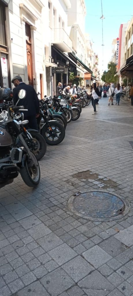 ΔΕΙΤΕ ΦΩΤΟ: Φόρεσαν παπιγιόν και τραγιάσκες και έκαναν βόλτα στην Πάτρα για καλό σκοπό