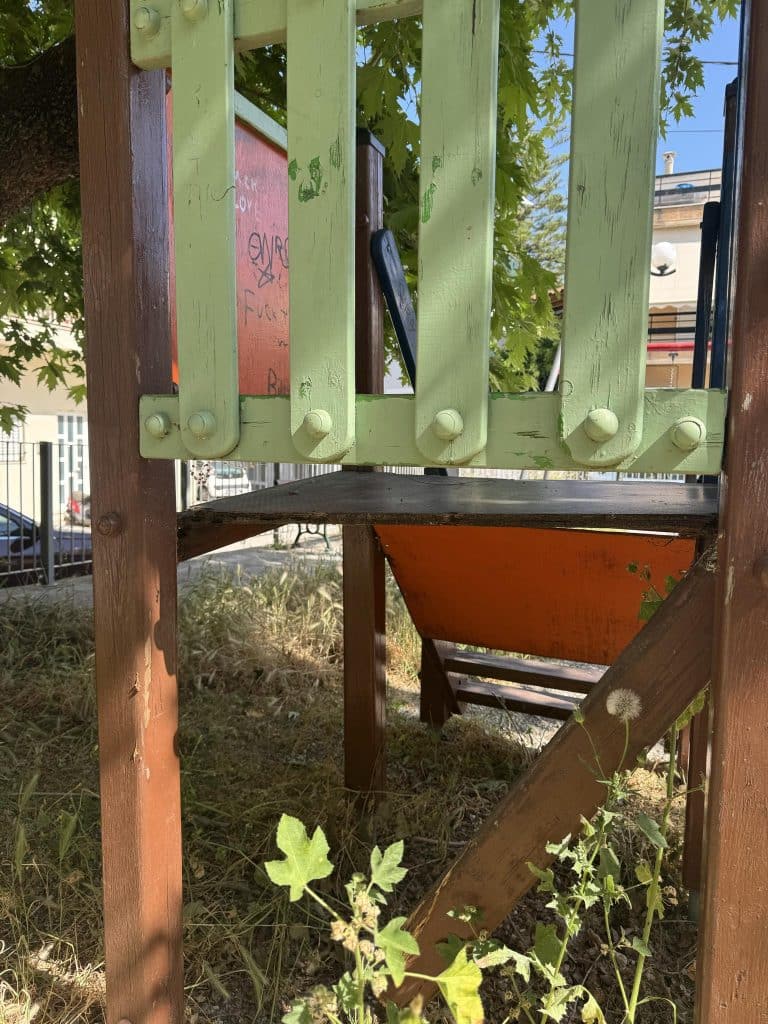 ΠΑΤΡΑ: Πλατεία - ζούγκλα στο Ψαροφάϊ - Επικίνδυνη και η παιδική χαρά - ΦΩΤΟ