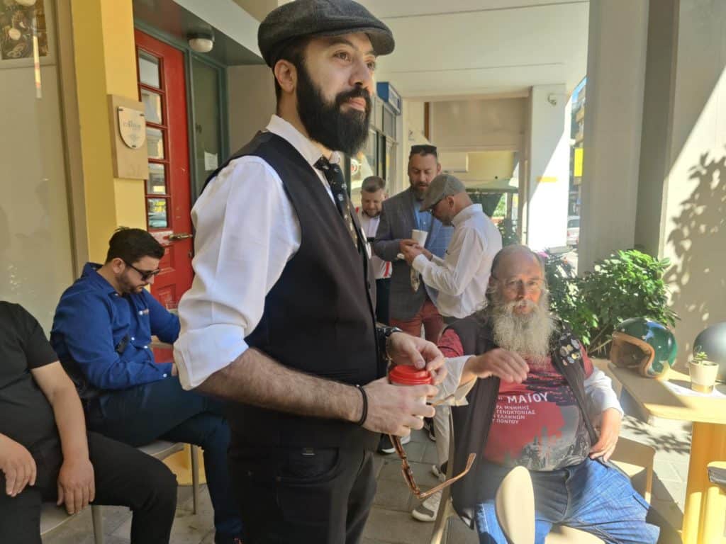 ΔΕΙΤΕ ΦΩΤΟ: Φόρεσαν παπιγιόν και τραγιάσκες και έκαναν βόλτα στην Πάτρα για καλό σκοπό
