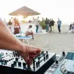 Συλλήψεις για παράνομα beach bars που στα χαρτιά ήταν… καντίνες