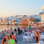 «Συγκρατημένη αισιοδοξία» φέτος για τον ελληνικό τουρισμό – Οι τρεις προκλήσεις