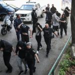 Ελεύθεροι με περιοριστικούς όρους οι 13 ανήλικοι που κατηγορούνται ότι ήταν μέλη της «συμμορίας των ακροδεξιών»