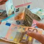ΟΠΕΚΑ: Πότε θα γίνουν οι πληρωμές σε 17 επιδόματα προτού φύγει ο Αύγουστος