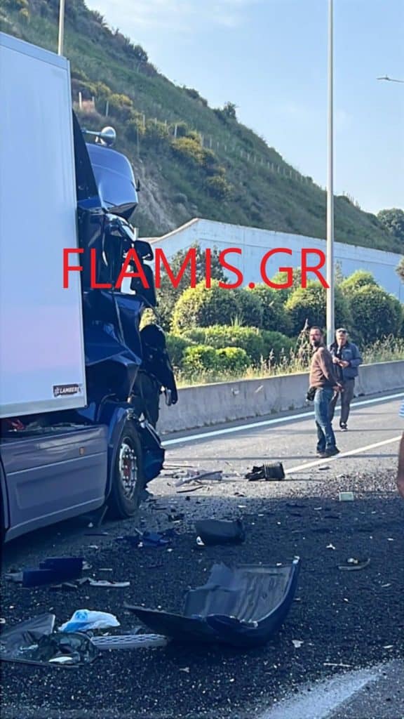 ΔΕΙΤΕ ΦΩΤΟ: Νταλίκα και φορτηγό συγκρούστηκαν στην περιμετρική της Πάτρας - ΕΚΛΕΙΣΕ Ο ΔΡΟΜΟΣ