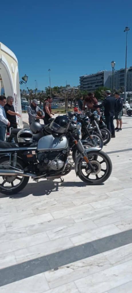 ΔΕΙΤΕ ΦΩΤΟ: Φόρεσαν παπιγιόν και τραγιάσκες και έκαναν βόλτα στην Πάτρα για καλό σκοπό