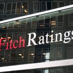 Fitch: Αναβάθμισε σε θετικό το outlook της ελληνικής οικονομίας – Αμετάβλητη βαθμολογία στο ΒΒΒ-