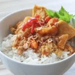 Rice bowl με πικάντικο τόνο και φρέσκα λαχανικά