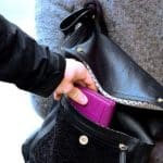 Αμαλιάδα: Μπήκαν στο κατάστημα της και της βούτηξαν το πορτοφόλι