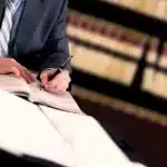 Η πολυνομία κοστίζει ακριβά στις επιχειρήσεις – Κάθε εβδομάδα εκδίδονται δύο νόμοι