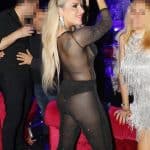 Κι όμως είναι γιαγιά! Ποια κυρία πήγε να διασκεδάσει στον Αργυρό με αποκαλυπτική εμφάνιση;