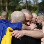 Οι πρώτες φωτογραφίες από την ανταλλαγή κρατουμένων Ουκρανίας και Ρωσίας - Αιχμάλωτοι πολέμου και πολίτες