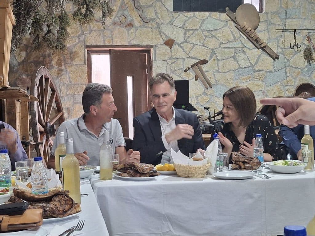 Νικος Παπανδρέου και Νάντια Ασκούνη στη Δυτική Αχαΐα - Ο χορός του ευρωβουλευτή - ΒΙΝΤΕΟ