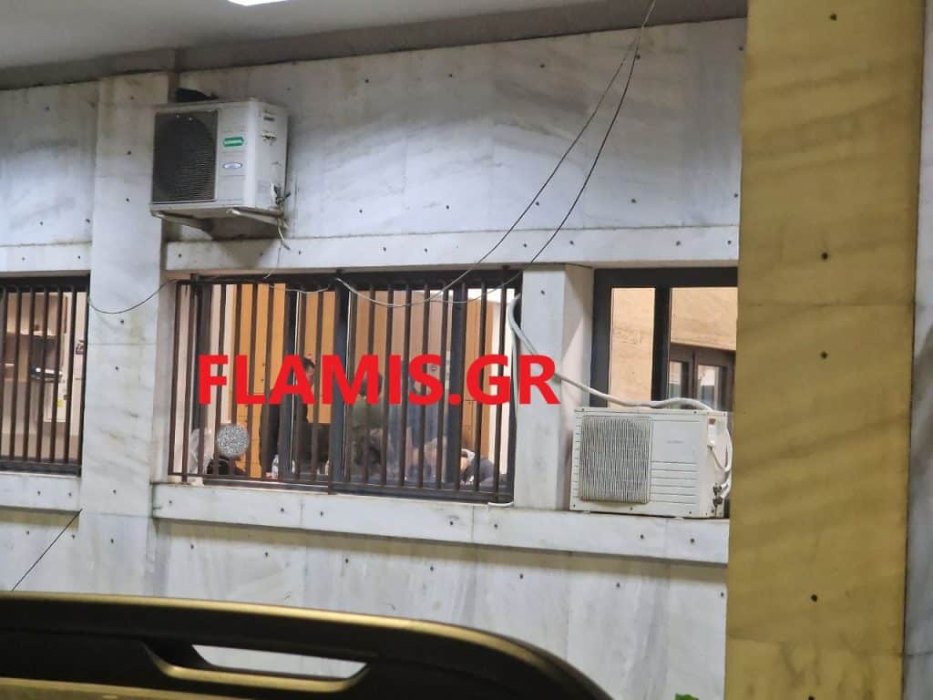 ΝΕΑ ΒΙΝΤΕΟ ΑΠΟ ΤΟ "ΑΓΡΙΟ ΞΥΛΟ" ΣΤΟ ΓΗΠΕΔΟ "ΚΑΝΙΣΤΡΑΣ"! 5 συλλήψεις, καταγγελίες, ένταση στο Αστυνομικό Μέγαρο Πατρών