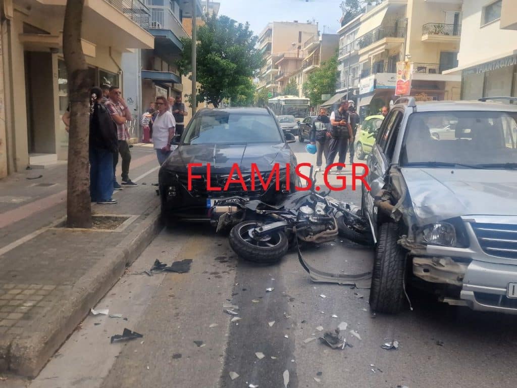 ΠΑΤΡΑ - ΤΩΡΑ: Μηχανή με δύο άτομα συγκρούστηκε με ΙΧ και έπεσε πάνω σε σταθμευμένο - ΦΩΤΟ ΣΟΚ ΠΑΤΡΑ - ΤΩΡΑ: Μηχανή με δύο άτομα συγκρούστηκε με ΙΧ και έπεσε πάνω σε σταθμευμένο - ΦΩΤΟ ΣΟΚ