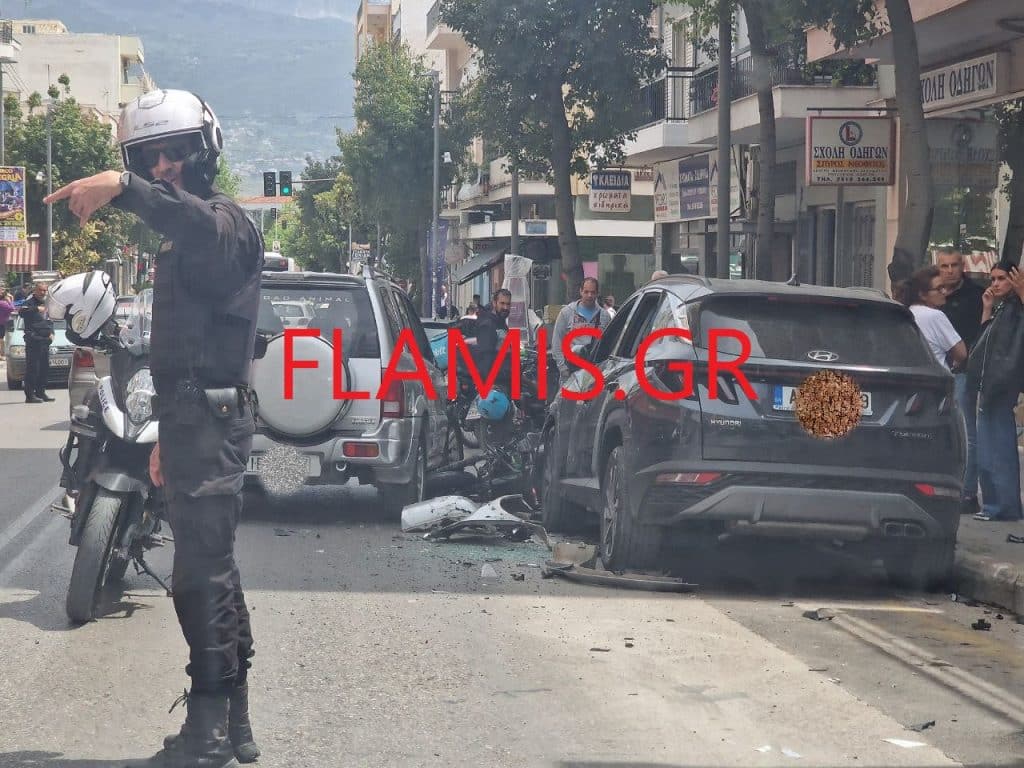 ΠΑΤΡΑ - ΤΩΡΑ: Μηχανή με δύο άτομα συγκρούστηκε με ΙΧ και έπεσε πάνω σε σταθμευμένο - ΦΩΤΟ ΣΟΚ
