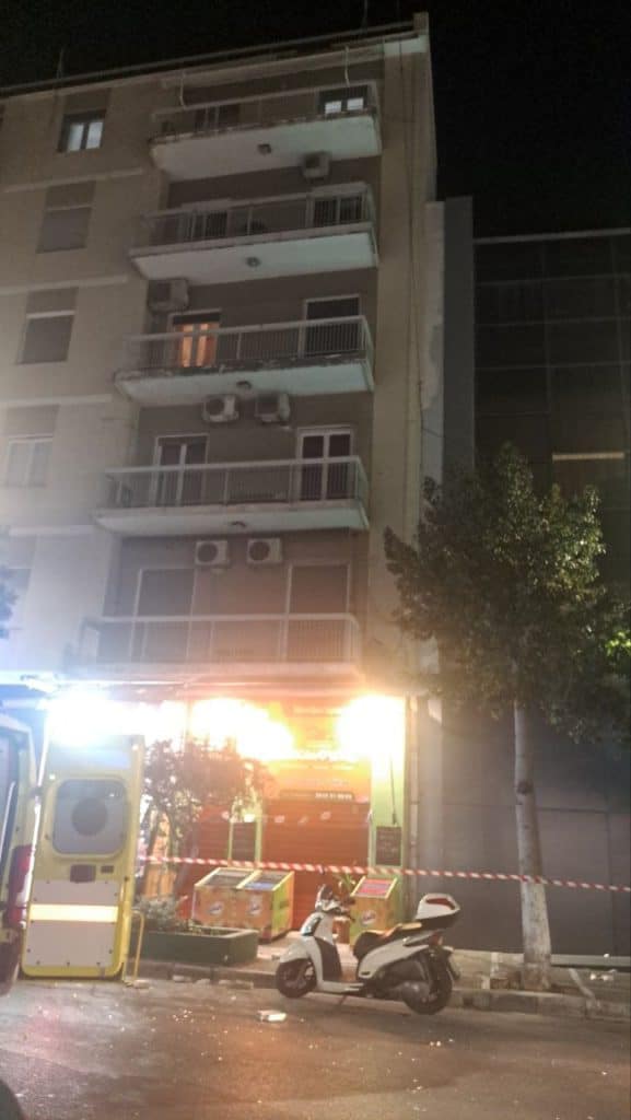 Πανικός στην Γούναρη - Έπεσαν μάρμαρα απο πολυκατοικία - Χτυπήθηκε άνδρας στο κεφάλι - ΦΩΤΟ