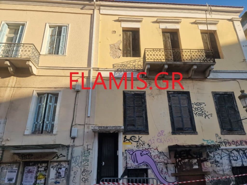 ΠΑΤΡΑ - ΔΕΙΤΕ ΦΩΤΟ: Επεσαν πέτρες από κτίριο στο κέντρο! Σε πολυσύχναστο σημείο! ΣΤΟ ΙΔΙΟ ΕΡΓΟ ΘΕΑΤΕΣ