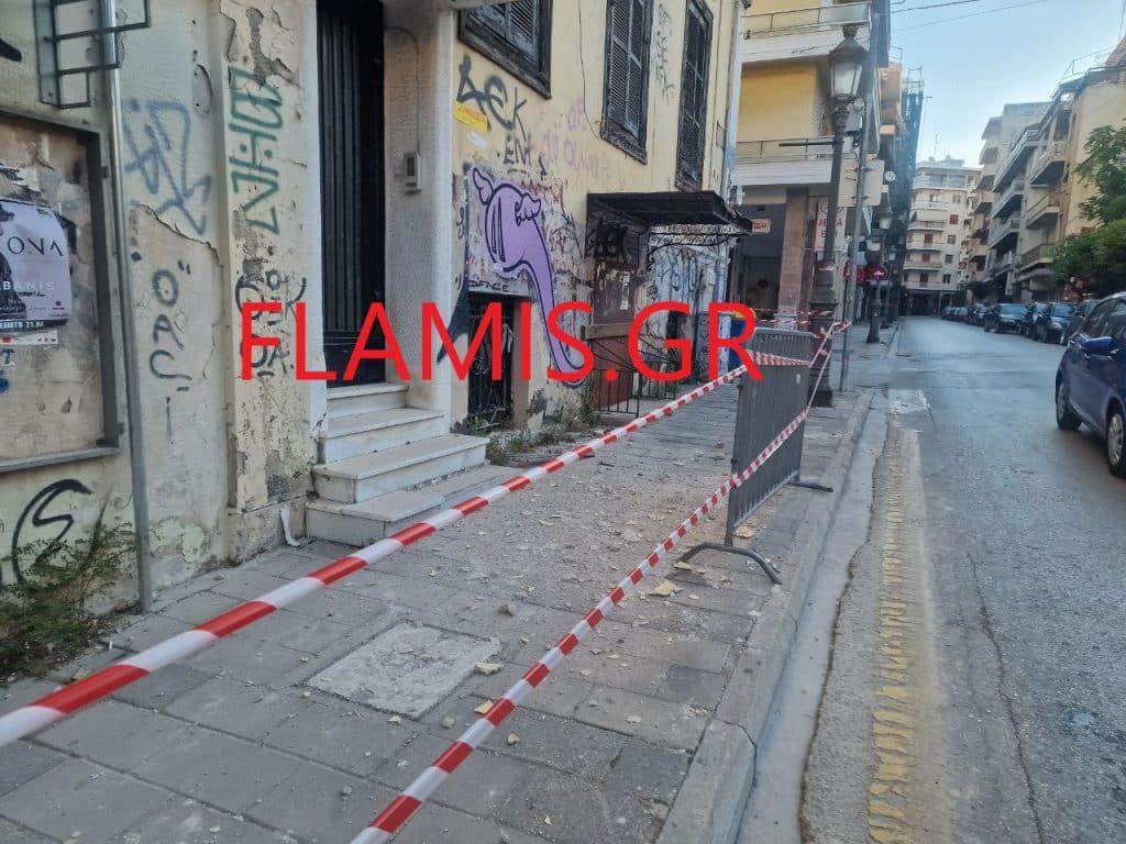 ΠΑΤΡΑ - ΔΕΙΤΕ ΦΩΤΟ: Επεσαν πέτρες από κτίριο στο κέντρο! Σε πολυσύχναστο σημείο! ΣΤΟ ΙΔΙΟ ΕΡΓΟ ΘΕΑΤΕΣ