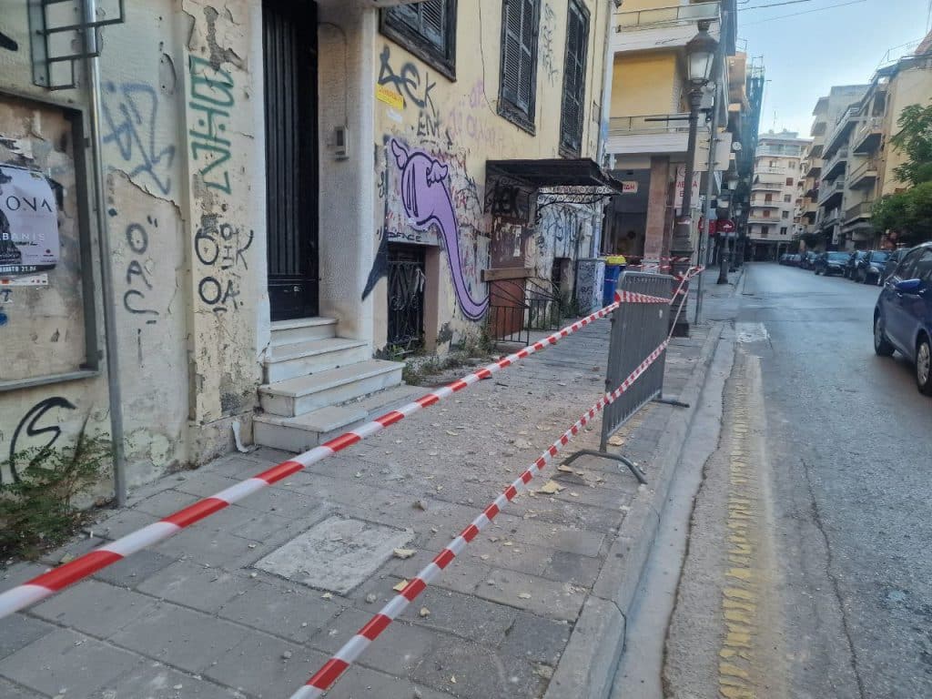 ΕΡΓΑ ΣΕ ΕΠΙΚΙΝΔΥΝΑ ΚΤΙΡΙΑ ΤΗΣ ΠΑΤΡΑΣ: Κάποιοι αποκαθιστούν προσόψεις αλλά οι περισσότεροι… τα έχουν εγκαταλείψει! ΦΩΤΟ