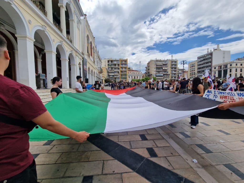ΠΑΤΡΑ - ΦΩΤΟ ΚΑΙ ΒΙΝΤΕΟ: Μεγάλη πορεία για την Παλαιστίνη