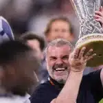 Ο Άγγελος Ποστέκογλου, πρώην της Παναχαϊκής, έγινε ο πρώτος Έλληνας προπονητής ποδοσφαίρου με ευρωπαϊκό τίτλο