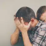 Εξουθενωμένοι πατεράδες με αδιάγνωστη κατάθλιψη: Πώς «σημαδεύουν» τη ζωή του παιδιού