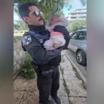 Άλιμος: «Είδα το μωρό στην καρέκλα και το πήρα αμέσως αγκαλιά» – Η μαρτυρία του αστυνομικού που το βρήκε ανάμεσα στους ω