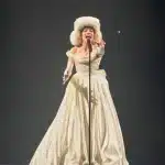 Eurovision 2025 - Nemo: Εμφανίστηκε με εντυπωσιακό λευκό φόρεμα στον μεγάλο τελικό