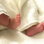Θρίλερ με μωρό που βρέθηκε σε σακούλα δίπλα σε κάδο σκουπιδιών στον Άλιμο – Εξετάζεται καταγγελία για αρπαγή πριν τον εντοπισμό του
