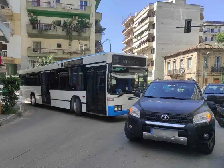 ΠΑΤΡΑ: Το πάρκαρε... και έφυγε! Τι τον νοιάζει αν δεν περνάει λεωφορείο; ΦΩΤΟ