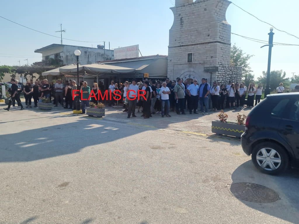 ΣΠΑΡΑΚΤΙΚΕΣ ΣΚΗΝΕΣ ΣΤΗΝ ΚΗΔΕΙΑ ΤΟΥ 15ΧΡΟΝΟΥ: Είσαι άνδρας παιδί μου... ψηλά το κεφάλι - ΦΩΤΟ